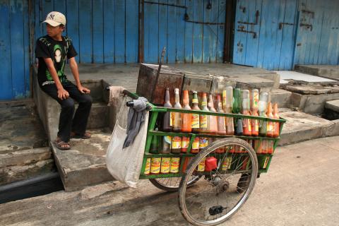 image Carrito de salsas picantes y soja en Jakarta, Indonesia