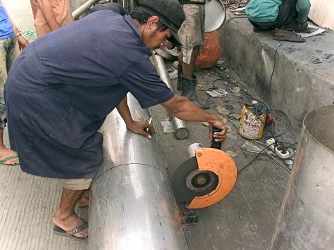image Cortando metales en Jakarta, Indonesia