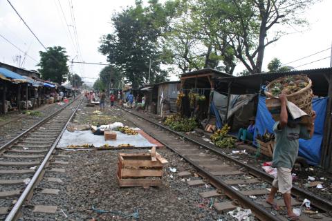 image Vías del tren, Jakarta, Java, Indonesia