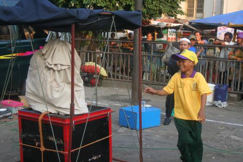 image Número de magia callejero en Jakarta, Indonesia