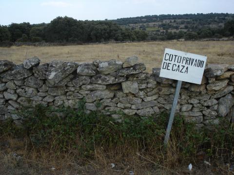 image Finca de Zamora con cartel de Coto privado de caza, Zamora