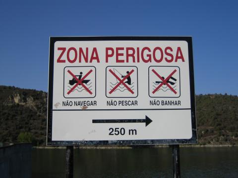 image Indicativo de peligro, Arribes del Duero, Portugal