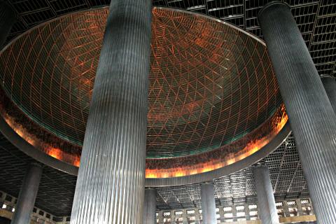 image Bóveda y pilares, Mezquita de Jakarta, Indonesia