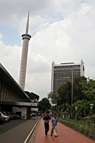 image Minarete, Mezquita de Jakarta, Indonesia