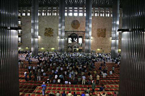 image Oración del viernes, Mezquita de Jakarta, Indonesia