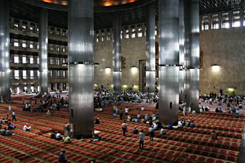 image Oración del viernes, Mezquita de Jakarta, Indonesia