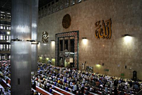 image Oración del viernes, Mezquita de Jakarta, Indonesia