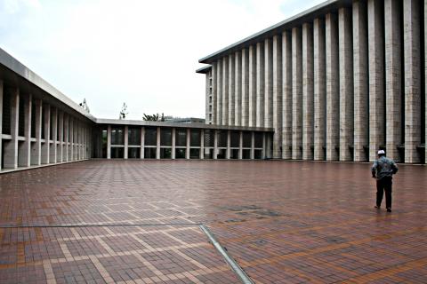 image Patio de acceso, Mezquita de Jakarta, Indonesia