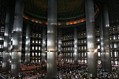 image Sala de oración, Mezquita de Jakarta, Indonesia