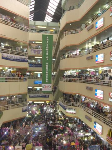 image Centro comercial, calle Jatinegara, Jakarta, Indonesia