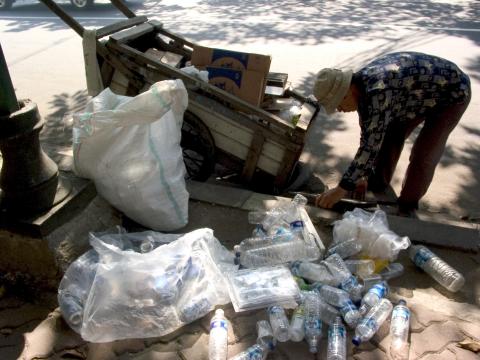image Reciclando plásticos, Jakarta, Indonesia