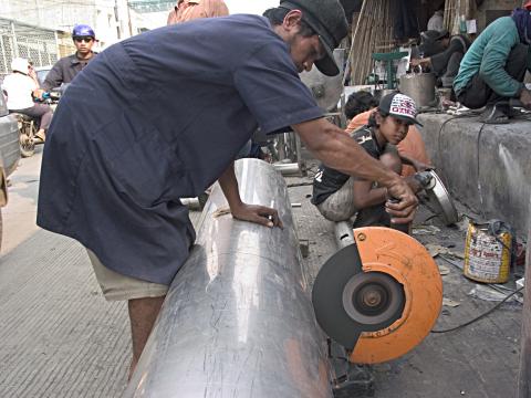 image Soldando en la calle, Jakarta, Indonesia