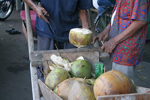 image Vendedor de agua de cocos, Jakarta, Indonesia
