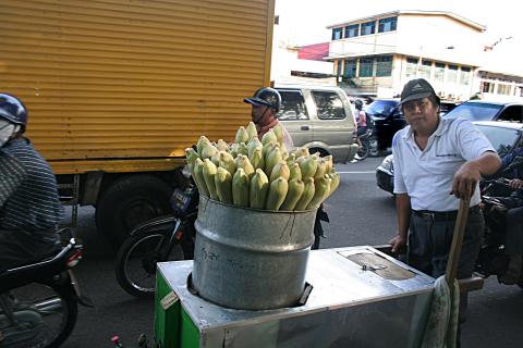 image Vendedor de mazorcas de maíz, Jakarta, Indonesia