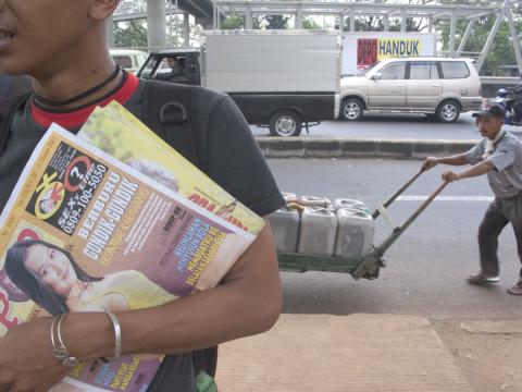 image Vendedor de periódicos, Jakarta, Indonesia