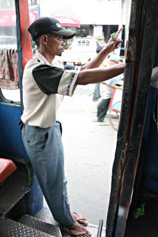 image Viajando en el autobús, Jakarta, Indonesia