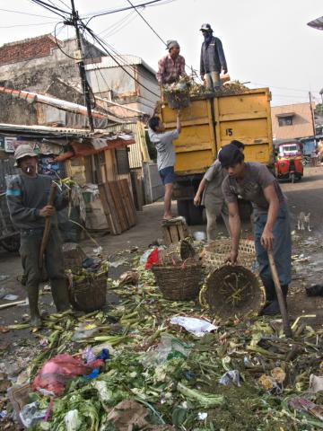 image Recogiendo la basura, Jakarta, Indonesia