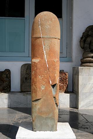 image Símbolo fálico hindú, Siva, Museo Nacional, Jakarta, Indonesia