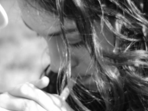 image Chica posando pensativa