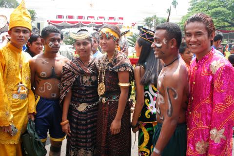 image Diversos trajes folclóricos, Jakarta, Indonesia