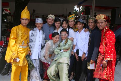 image Diversos trajes folclóricos, Jakarta, Indonesia