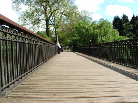 image Puente sobre lago en Regent's Park, Londres, Reino Unido