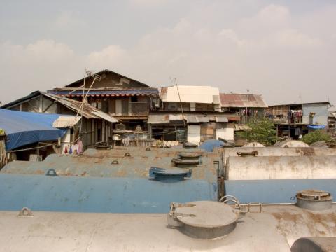 image Depósito de combustible, cruce Coca Cola, Jakarta, Indonesia