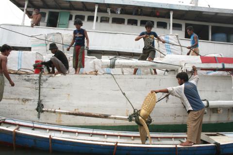image Arreglando hélice, Sunda Kelapa, Indonesia