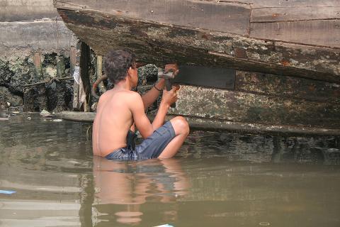 image Arreglando una barca, Sunda Kelapa, Indonesia