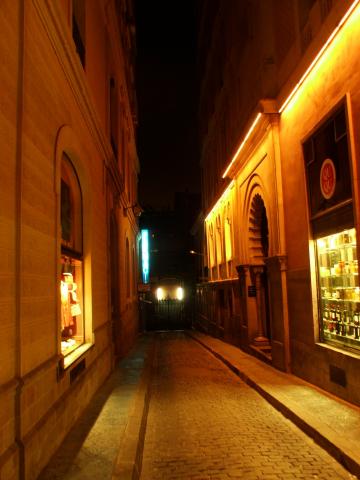 image Vista nocturna de una calle de Barcelona