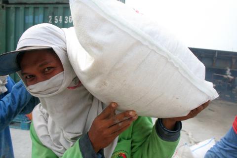 image Estibadores descargando arroz, Sunda Kelapa, Indonesia