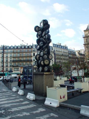 image Escultura frente a Estación de Saint Lazare, París