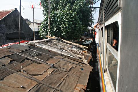 image El tren entre las chabolas, Jakarta, Indonesia