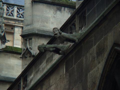 image Gárgolas en la fachada de una iglesia, París