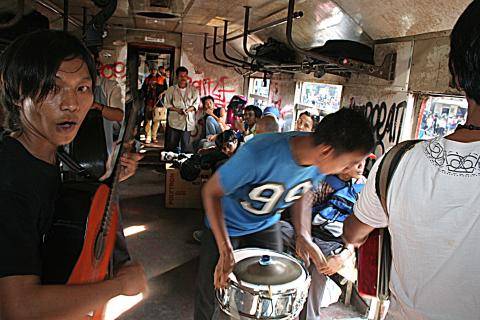 image Músicos en el tren, Jakarta, Indonesia
