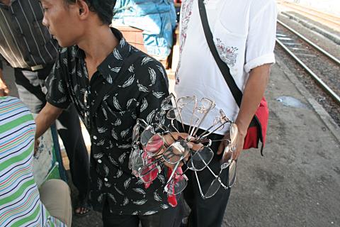 image Vendedor de gafas, Jakarta, Indonesia