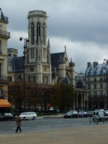 image Iglesia frente al museo del Louvre, París
