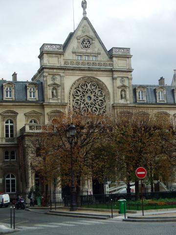 image Iglesia frente al museo del Louvre, París
