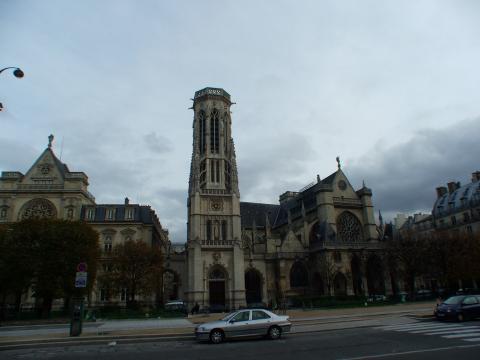 image Iglesia frente al museo del Louvre, París