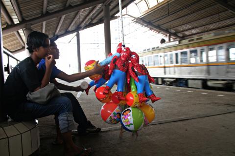 image Vendedores en estación de tren, Jakarta, Indonesia