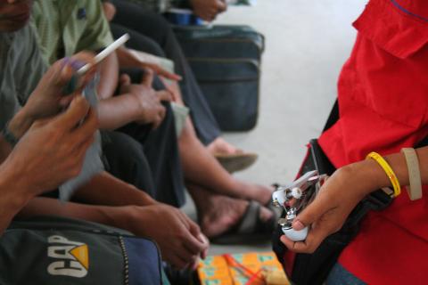 image Vendiendo máquina de coser en el tren, Jakarta, Indonesia