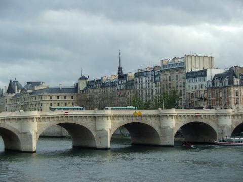 image Puente sobre el río Sena, París