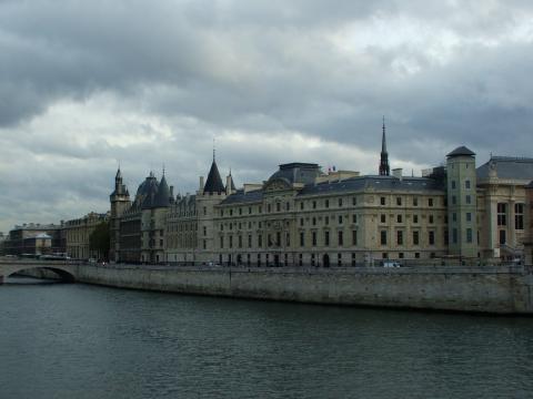 image Edificio junto al rio Sena, París