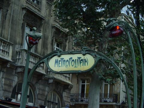 image Boca de metro junto a Notre Dame, París