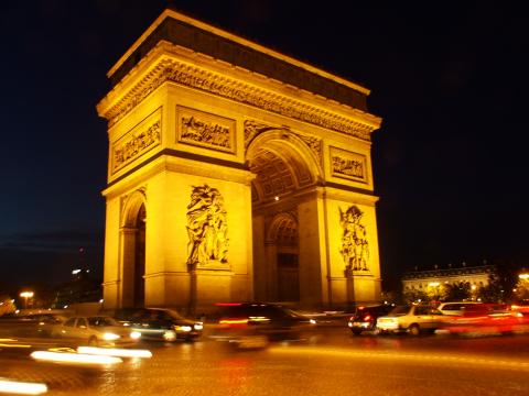 image Vista nocturna del Arco del Triunfo, París