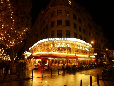 image Comercio con decoración navideña, París