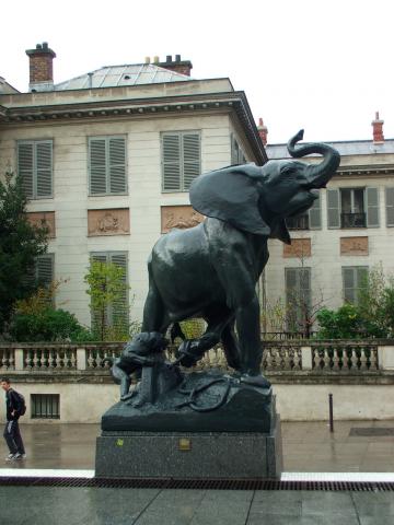 image Elefante de bronce junto al Museo de Arte Contemporáneo, París