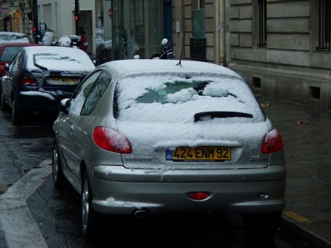 image Coche aparcado cubierto de nieve