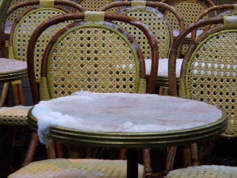 image Hielo y nieve sobre la mesa de una terraza
