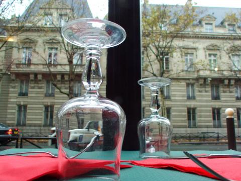 image Copas de cristal en la mesa de un restaurante